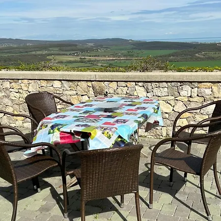 Borbora Borhaz * Vászoly